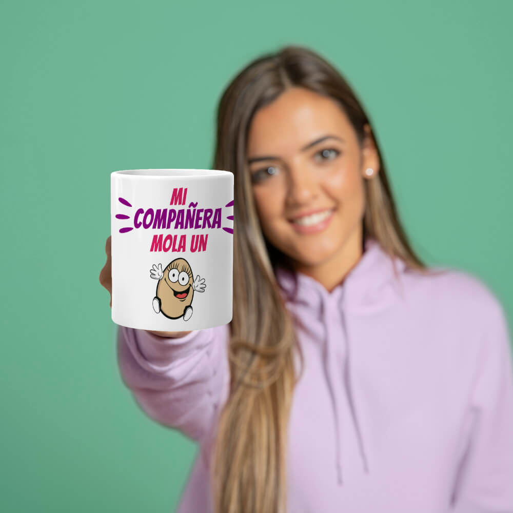 Taza mi compañera mola un huevo