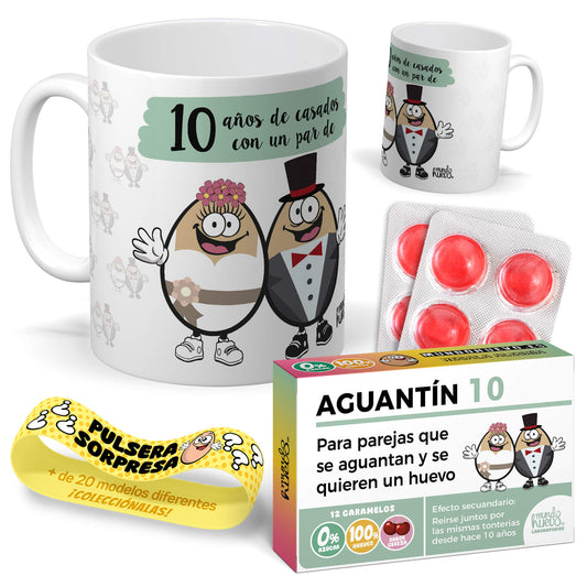 Taza 10 años de casados con un par de huevos + Caramelos divertidos + Pulsera sorpresa