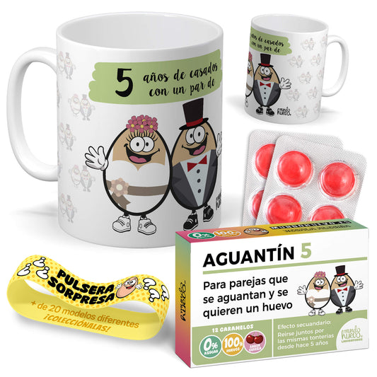 Taza 5 años de casados con un par de huevos + Caramelos divertidos + Pulsera sorpresa