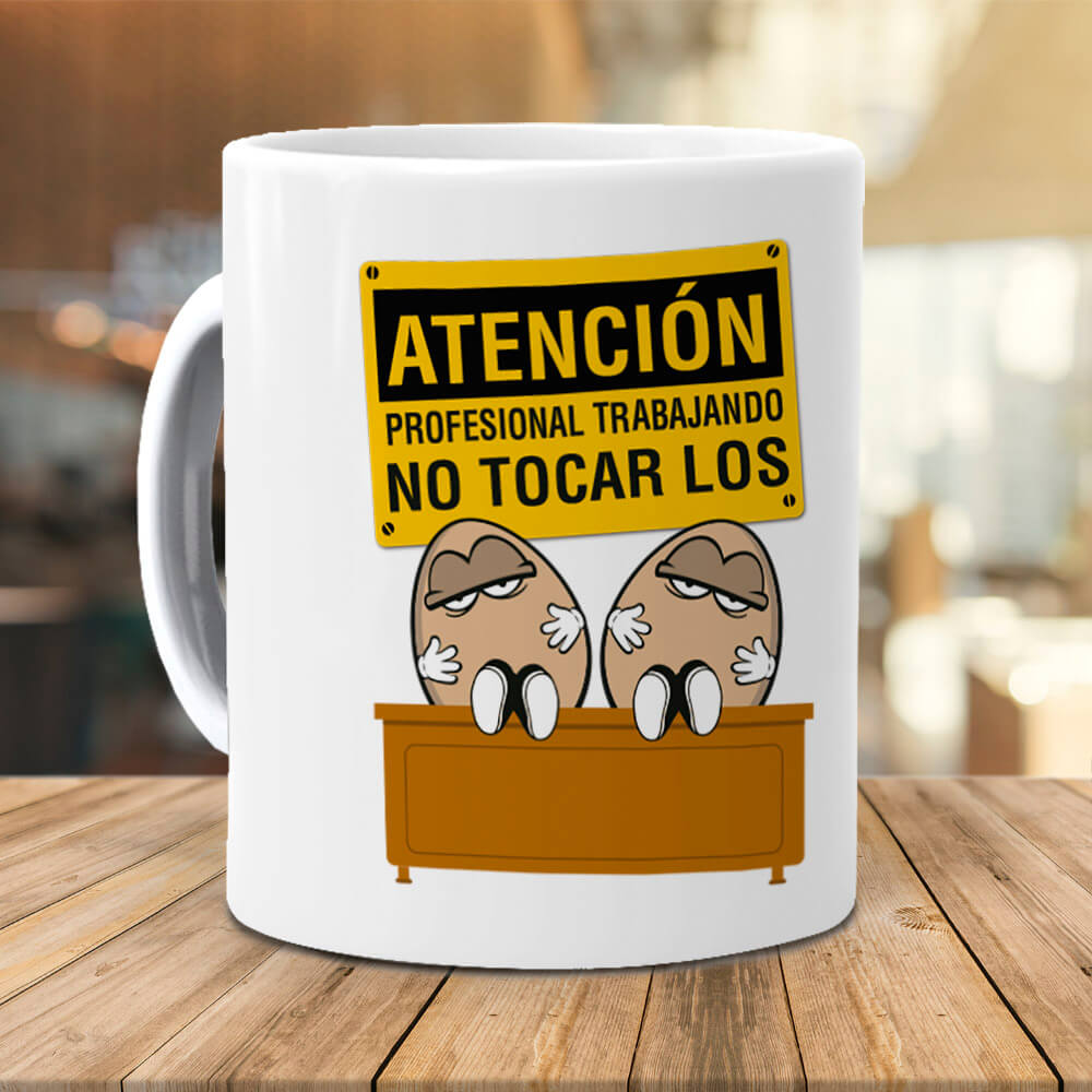 Taza Atención profesional trabajando, no tocar los huevos